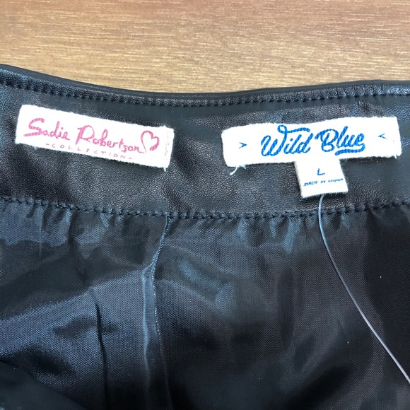 Pleather mini skirt by Sadie Robertson - Picture 5 of 9